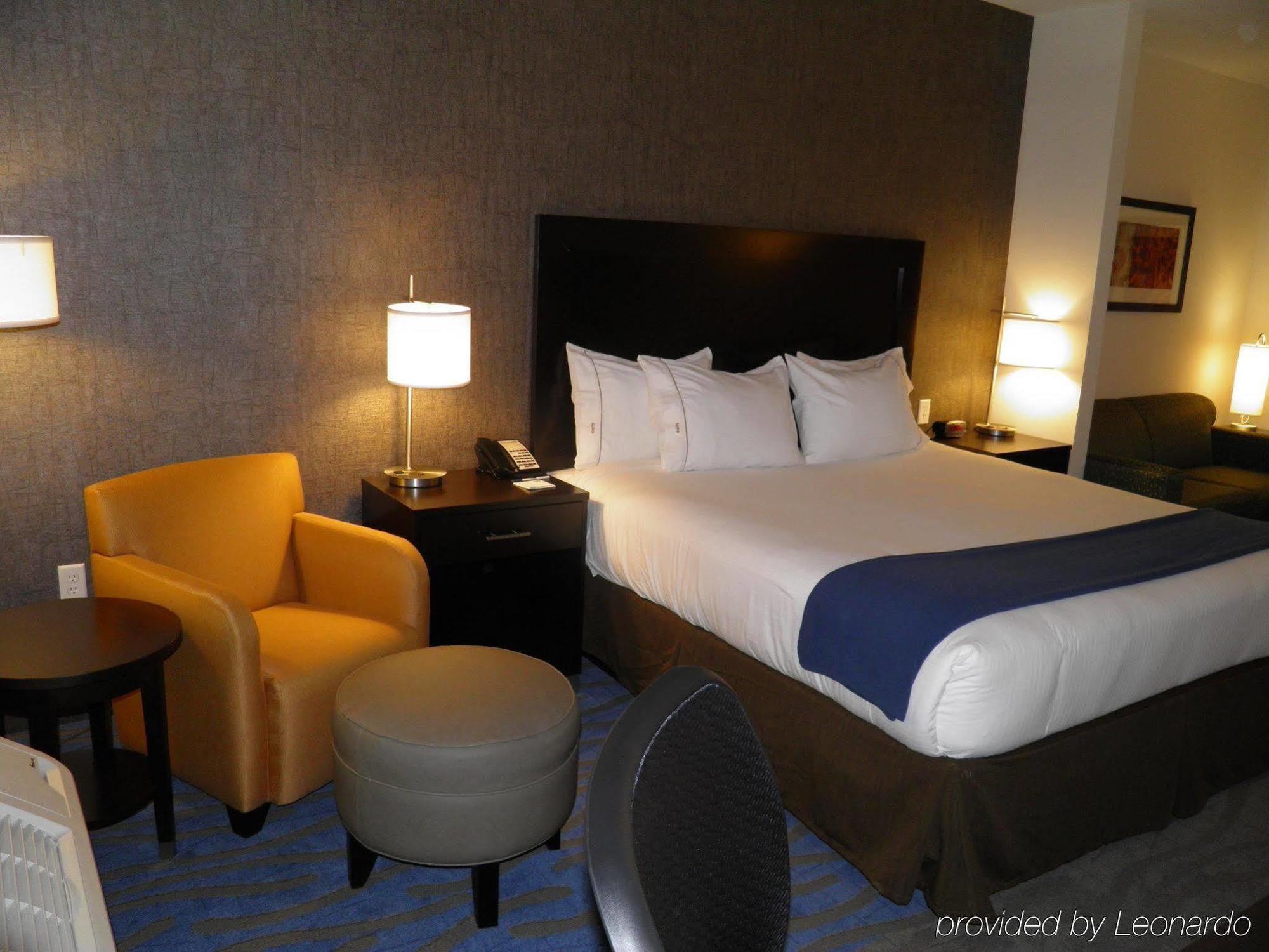 Holiday Inn Express & Suites Overland Park, An Ihg Hotel Exterior photo